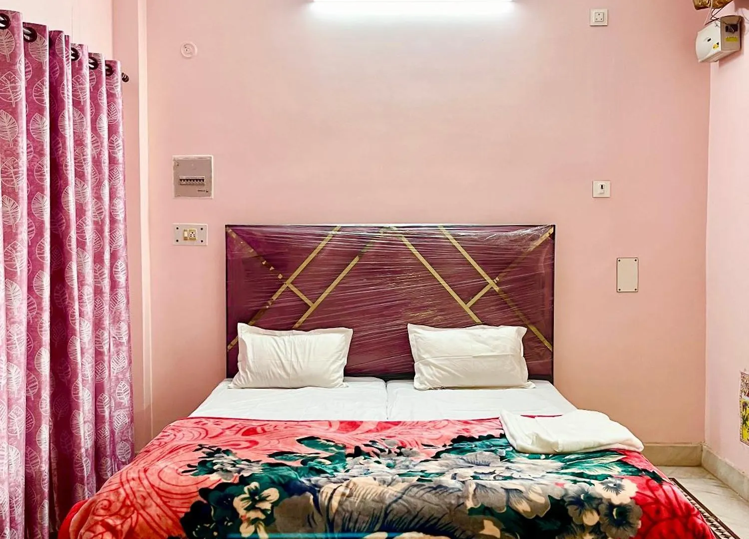 Trilok P Guest House - Dashashwamedh Ghat Near Kashi Vishwanath Temple Varanasi