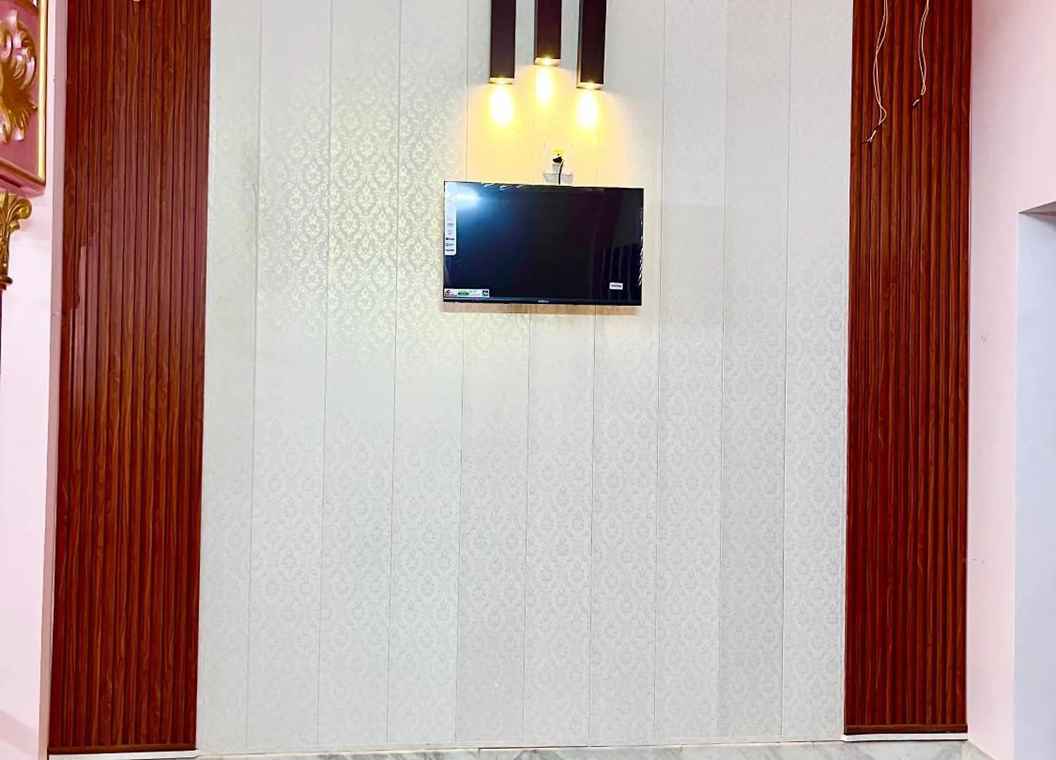 Trilok P Guest House - Dashashwamedh Ghat Near Kashi Vishwanath Temple Varanasi